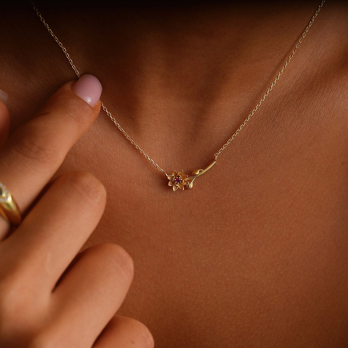 Three-dimensional Decoration Flower Pendant Necklace Gold-plated Sweater Chain